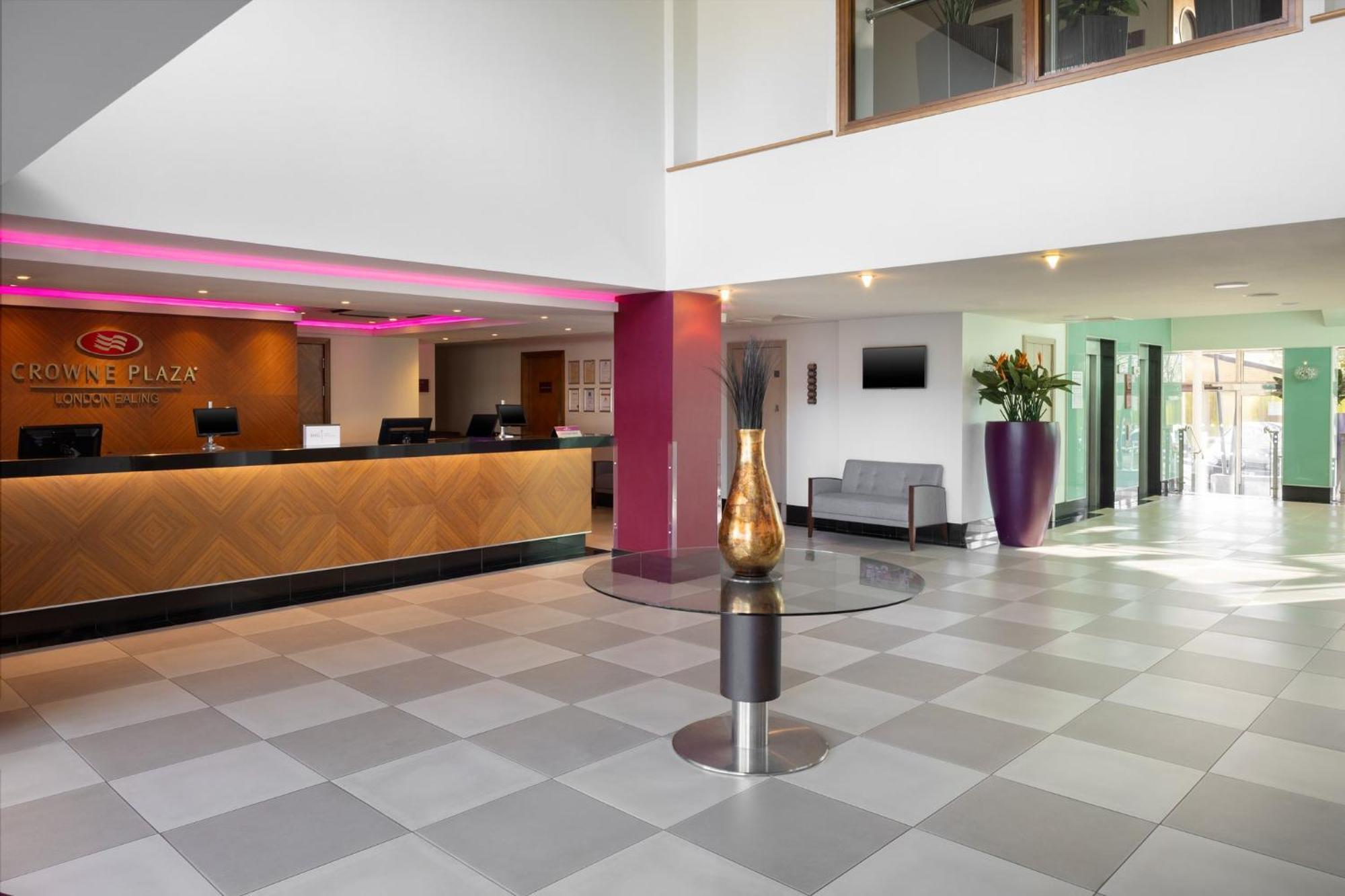 Crowne Plaza London Ealing By Ihg Hotel Exterior foto